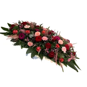 Roze bloemen op het kist Titel «CityFlowers» in België»