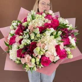 Bloemist Design wit/fuchsia boeket Groot Titel «CityFlowers» in België»