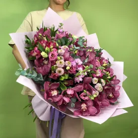 Groot boeket met paarse orchideeën Titel «CityFlowers» in België»