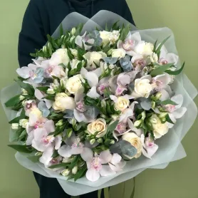 Bouquet d'orchidées et de roses "Silhouette féminine" Titre «CityFlowers» en Belgique»