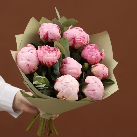 Bouquet of 9 peonies "Modest smile" - delivery all over the Belgium от интернет-магазина «CityFlowers» в }